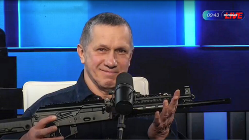 Yuri Trutnev con el AK-12+