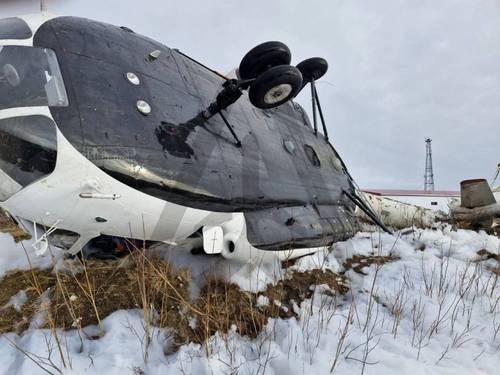 El Mi-8T (RA-22909) yace después del accidente sobre su lado derecho