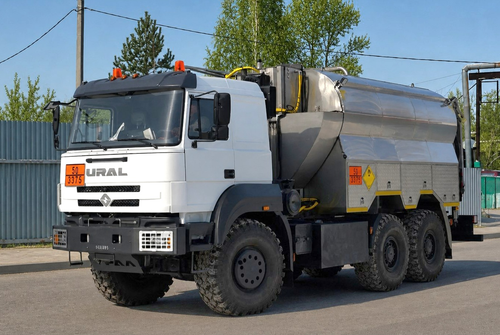 Máquina mezcladora-cargadora sobre chasis "Ural"
