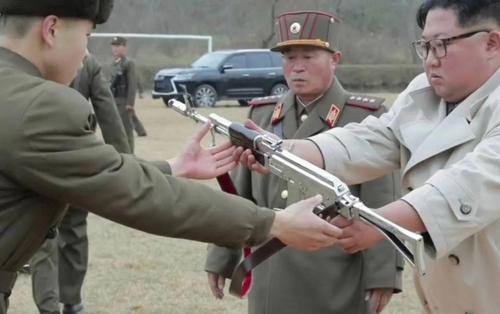 Kim Jong Un entrega armas de premio
