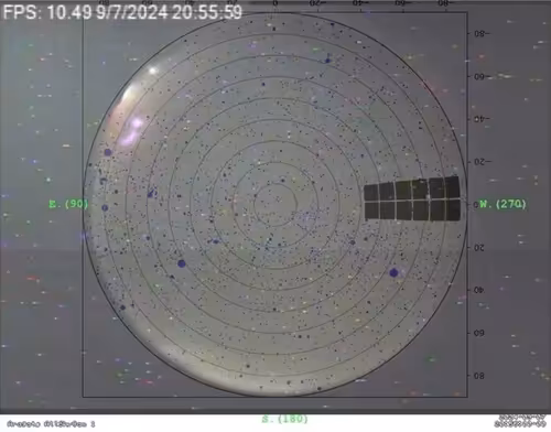 Sector de observación bajo el cielo estrellado de Armenia. Una vista panorámica del cielo nocturno sobre la estación de alta montaña Aragats, tomada por una cámara de cielo completo (All-sky camera)