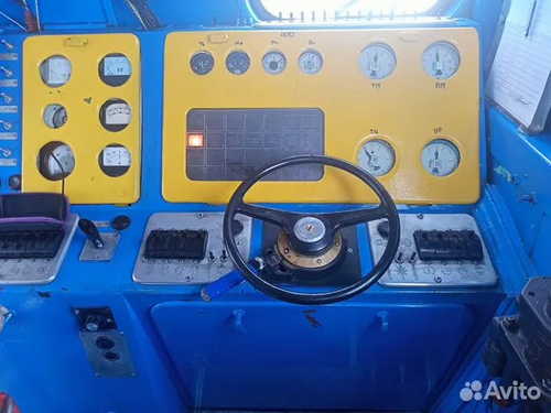 En la cabina de la locomotora diésel TEM-7A