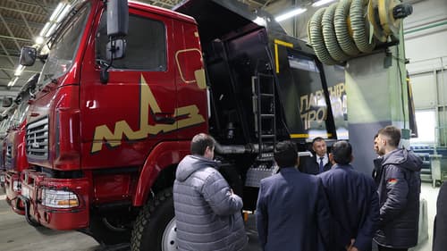 Delegación india en las instalaciones de MAZ
