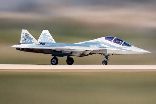 Primera foto de la variante biplaza del Su-57, designada Su-57D