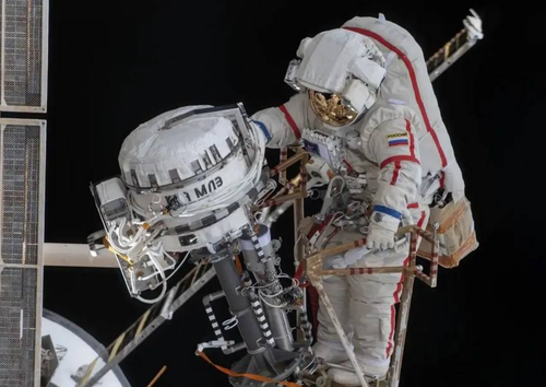 Sergey Ryzhikov y la instalación "Ekran-M"