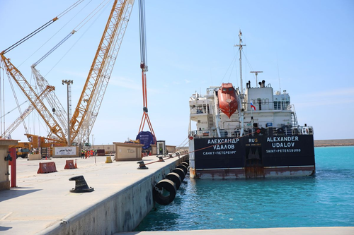 Descarga de equipos en el muelle