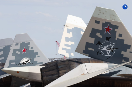 Cola del Su-75 Checkmate con la parte trasera de las toberas del motor del caza Su-57D de fondo