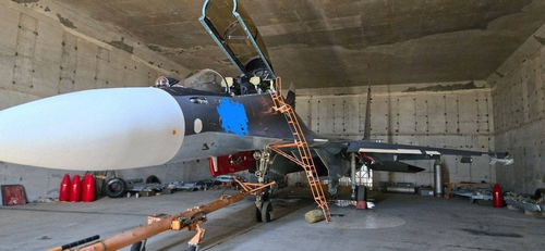 Su-30SM en un nuevo refugio de hormigón armado