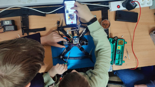 Montaje de un dron siguiendo las instrucciones de una aplicación móvil