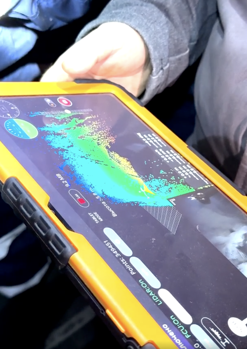 El funcionamiento del dron "InnoSpector" se controla en tiempo real en una tableta