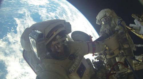 Los cosmonautas se tomaron una selfie con el telón de fondo de nuestro planeta y la ISS