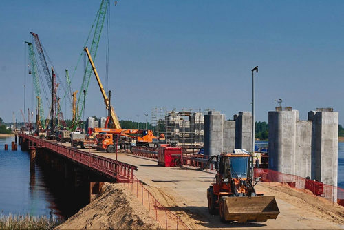 Construcción de los pilares del puente sobre el río Shosha