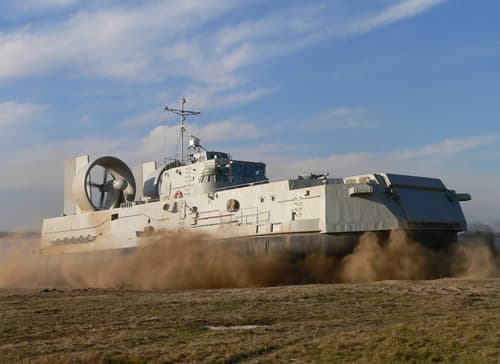 Lancha de desembarco con colchón de aire del proyecto 12061E "Murena-E"