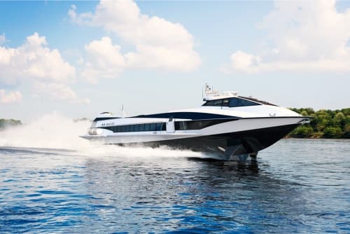 «Метеор-2020» перевозит 122 человека. Он имеет возможности для перевозки пассажиров с ограниченными возможностями и матерей с младенцами