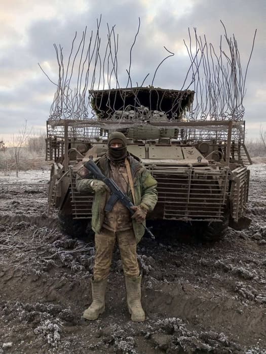 БТР-82 с защитой из прутьев, напоминающей ирокез 