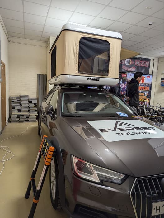 Tienda Roofer en un coche<br>