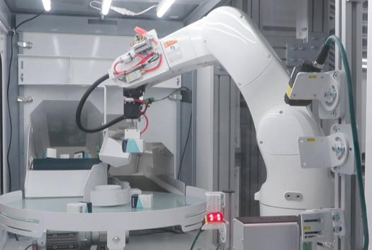 Механический сотрудник выполняет рутинную работу медиков, связанную с множеством бумаг и поддержанием в порядке лекарственной базы<br>