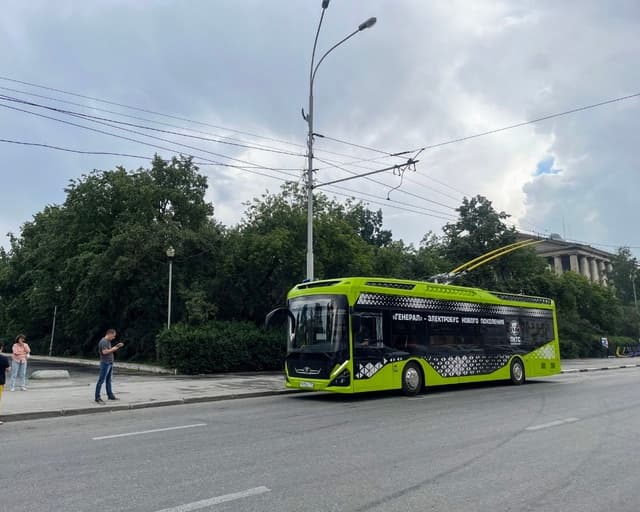 Электробус может заряжаться и от троллейбусной сети, поэтому его можно увидеть и с поднятыми&nbsp;«рогами».