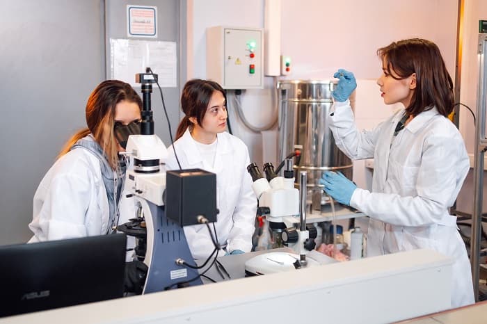 Final year students and graduates of pedagogical universities in the discipline 'Physics' who have come to work in a nuclear city can participate in the program. 