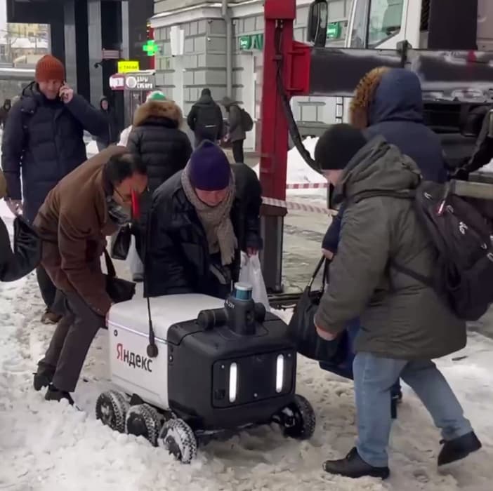 Transeúntes ayudan a un robot mensajero