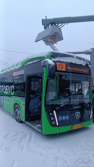 Курский КАМАЗ-6282 на подзарядке. Снега и морозы ниже десяти градусов электробусу не помеха: он рассчитан на эксплуатацию при температурах от -40 до +40 °С 