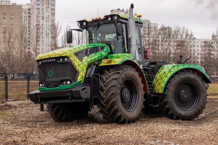 Трактор «Кировец» в цветах РГАУ‑МСХА
