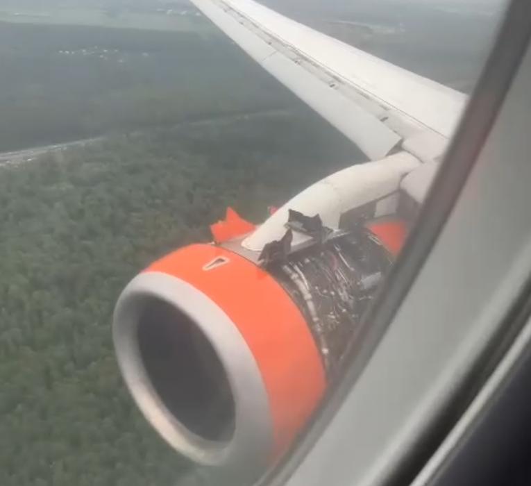 Капот двигателя Superjet-100 вырвало прямо в воздухе