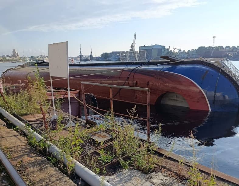 Затонувший&nbsp;буксир «Капитан Ушаков» в порту Санкт-Петербурга