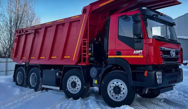 В отличие от ряда конкурентов, у карьерных грузовиков АМТ N.V. есть водитель, к тренду на беспилотие производитель пока не присоединился <br>