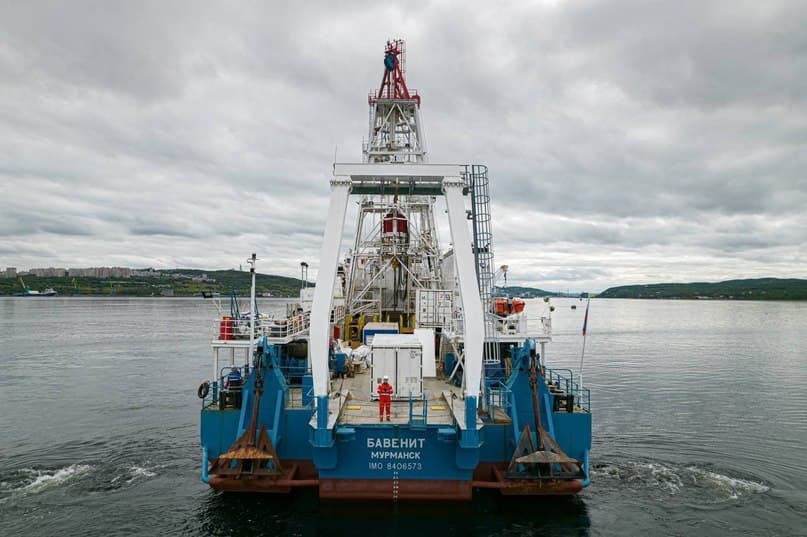 Research drilling vessel "Bavenit"