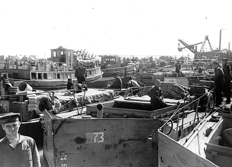 Тендер-плашкоут, архивное фото