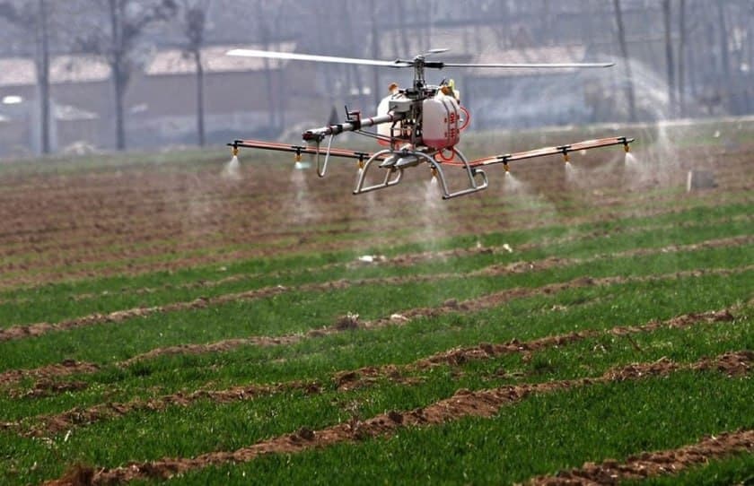 Агродрон обрабатывает поля
