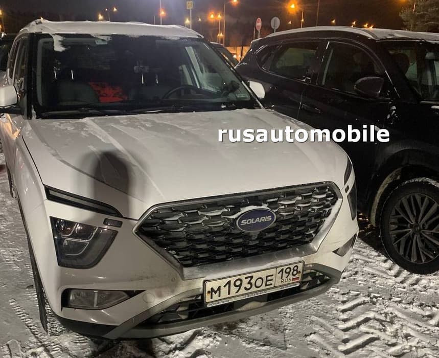 La foto del nuevo emblema de la línea en el óvalo reconocible por los amantes de los autos fue tomada en el estacionamiento de la fábrica. Según Tsiganov, el emblema de Solaris comenzó a probarse incluso antes de que se certificara el acuerdo de venta de la fábrica a empresarios rusos, y pasó las pruebas de resistencia química, cambios de temperatura y otros parámetros