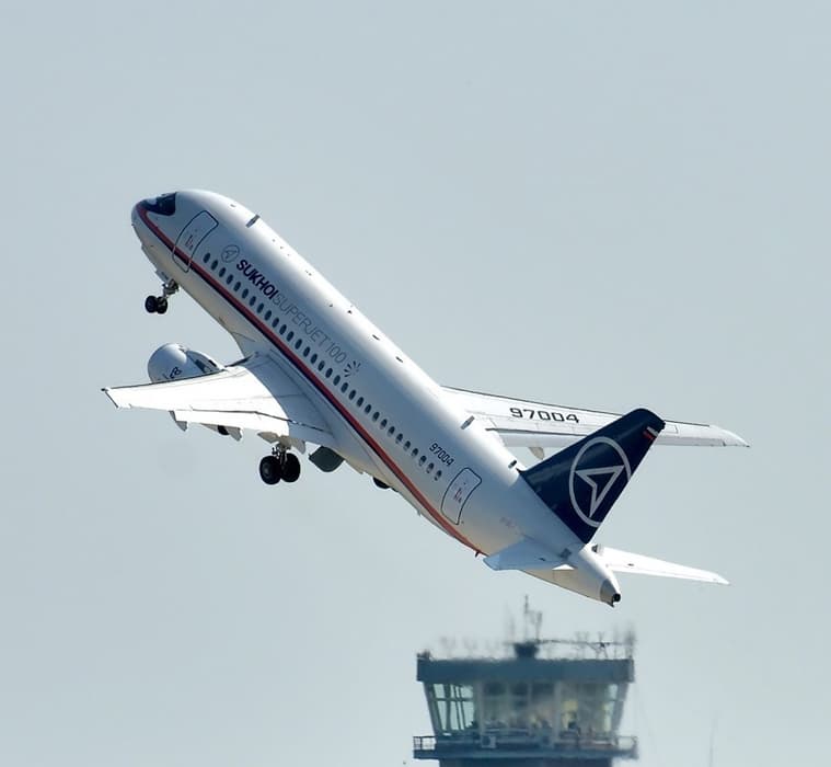 Sukhoi SuperJet 100 на взлёте