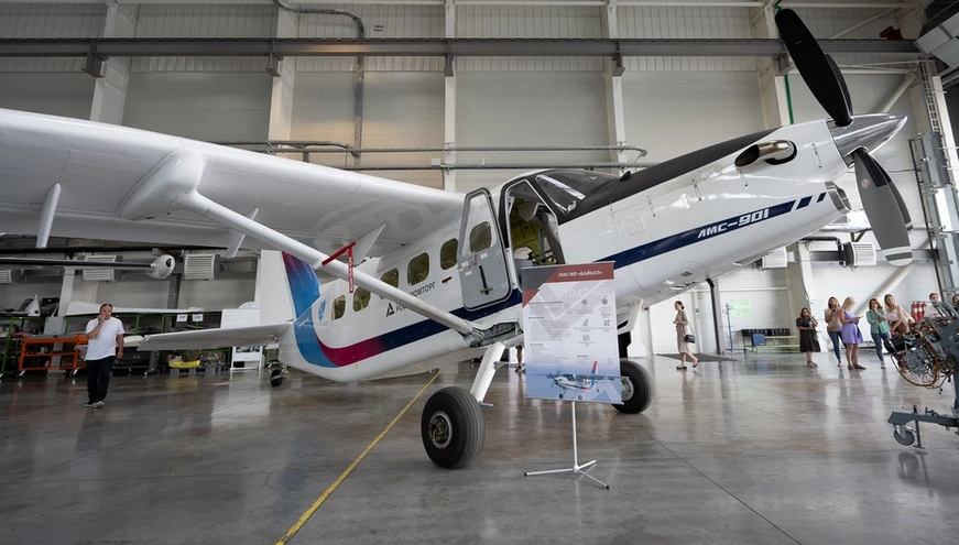 Строительством занимается Корпорация развития Дальнего Востока и Арктики. Когда его закончат, то КРДВ передаст завод резиденту ТОР «Хабаровск», компании «Спецавиатехника», в льготную аренду. «Спецавиатехника» - «дочка» Уральского завода гражданской авиации