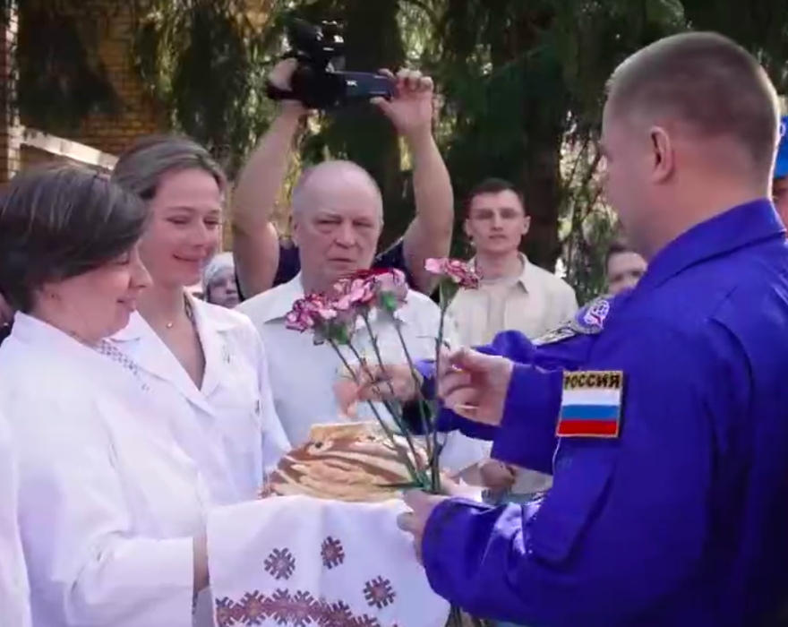 Овчинина и Вагнера встретили с караваем