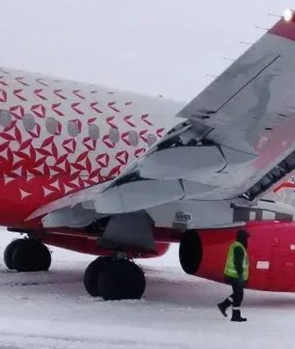 Повреждения самолёта SJ-100