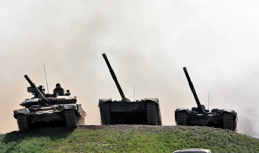 Танки Т-90С, Т-80У и Т-90А