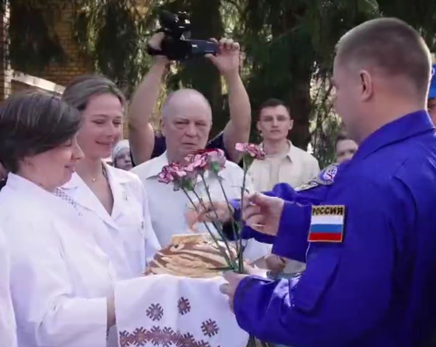 Овчинина и Вагнера встретили с караваем