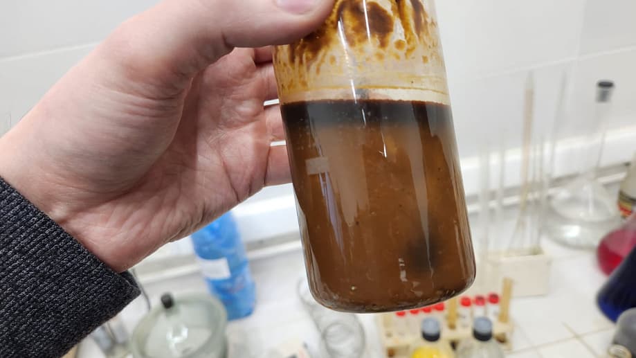 Сейчас его либо сжигают, либо отправляют на цементные заводы для замещения природного газа, но его все равно достаточно много, и захоранивать его для экологии вредно. На помощь пришли изобретатели<br>