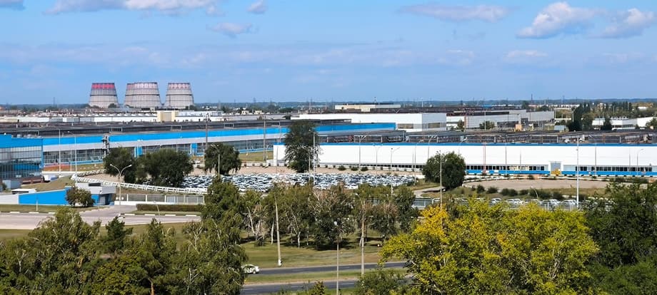 Plant site in Togliatti, filled with cars<br>
