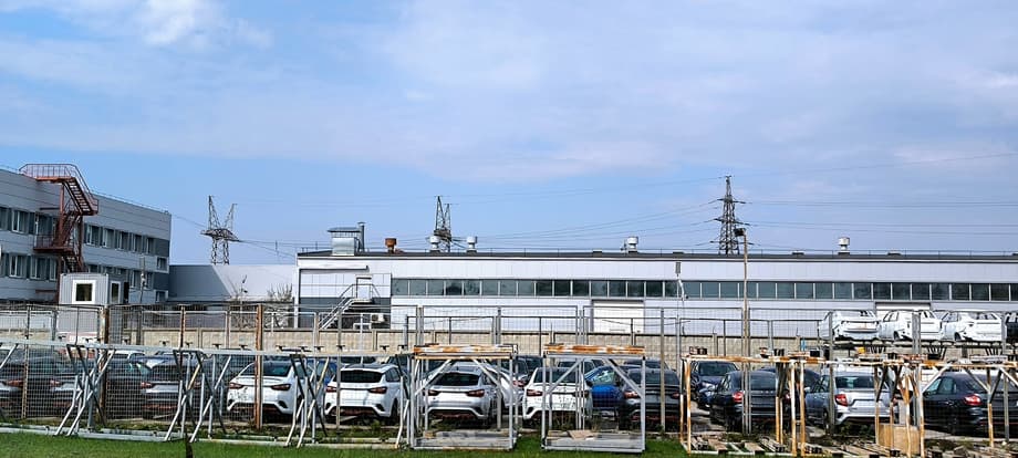 Aparecen imágenes de un enorme estacionamiento de AvtoVAZ con Lada Sport