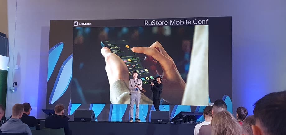 Sardina Systems developer Alexander Yepaneshnikov on stage at Rustore Mobile Conf