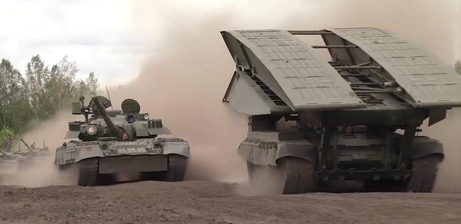 MTU-90M (a la derecha)