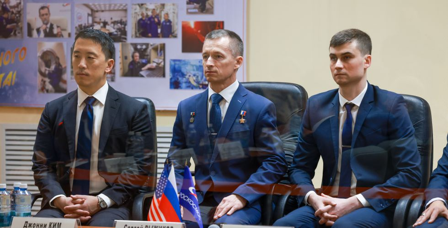 экипаж корабля «Союз МС-27»