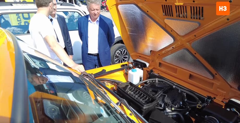 El jefe de AvtoVAZ, Maksim Sokolov (a la derecha), examina el "Niva" de carreras