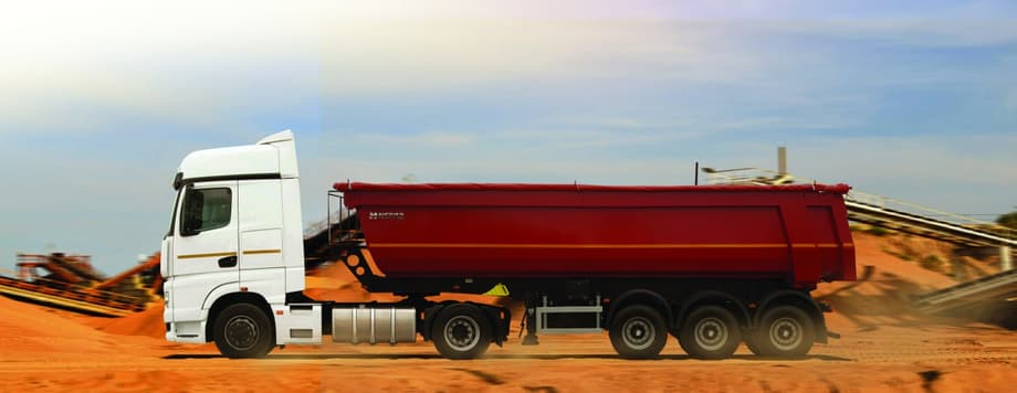 Tren de carretera en composición del tractor de carretera KAMAZ-54901 K5 y el semirremolque volquete NEFAZ-9509