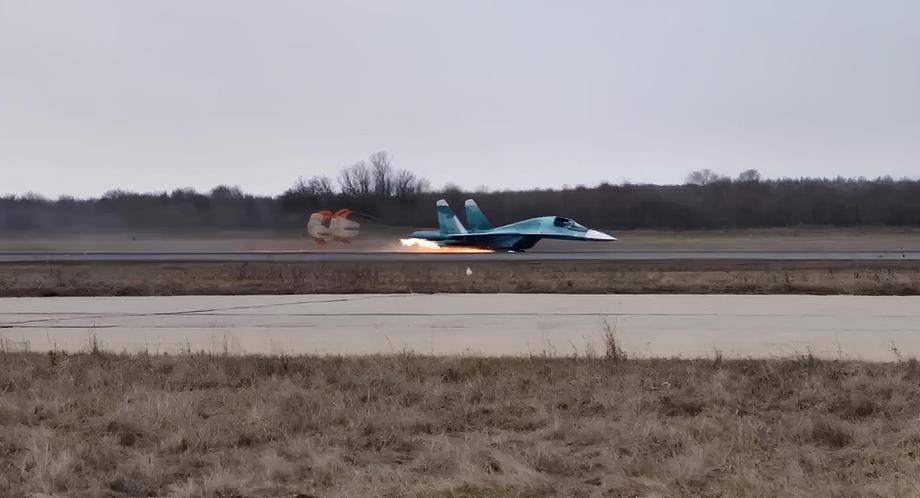 Su-34 fighter for the first time in history made a "belly landing"