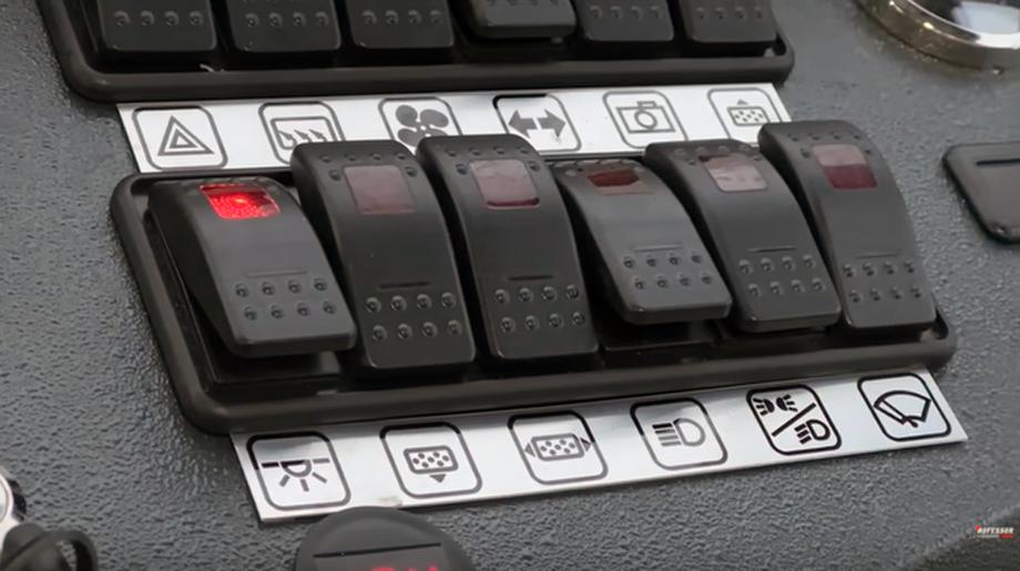 The control panel is simple: stand-alone system, radio, rear-view camera, parameter switches...<br>