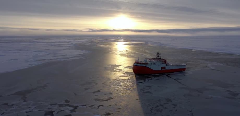 ЛСП «Северный полюс» имеет классификацию ледового судна М Arc5 AUT1-C HELIDECK-F Special purpose ship. Это значит, что она способна на самостоятельное плавание в разреженных однолетних арктических льдах при их толщине до 0,8 метра в зимнее-весеннюю навигацию и до 1 метра в летнее-осеннюю навигацию
